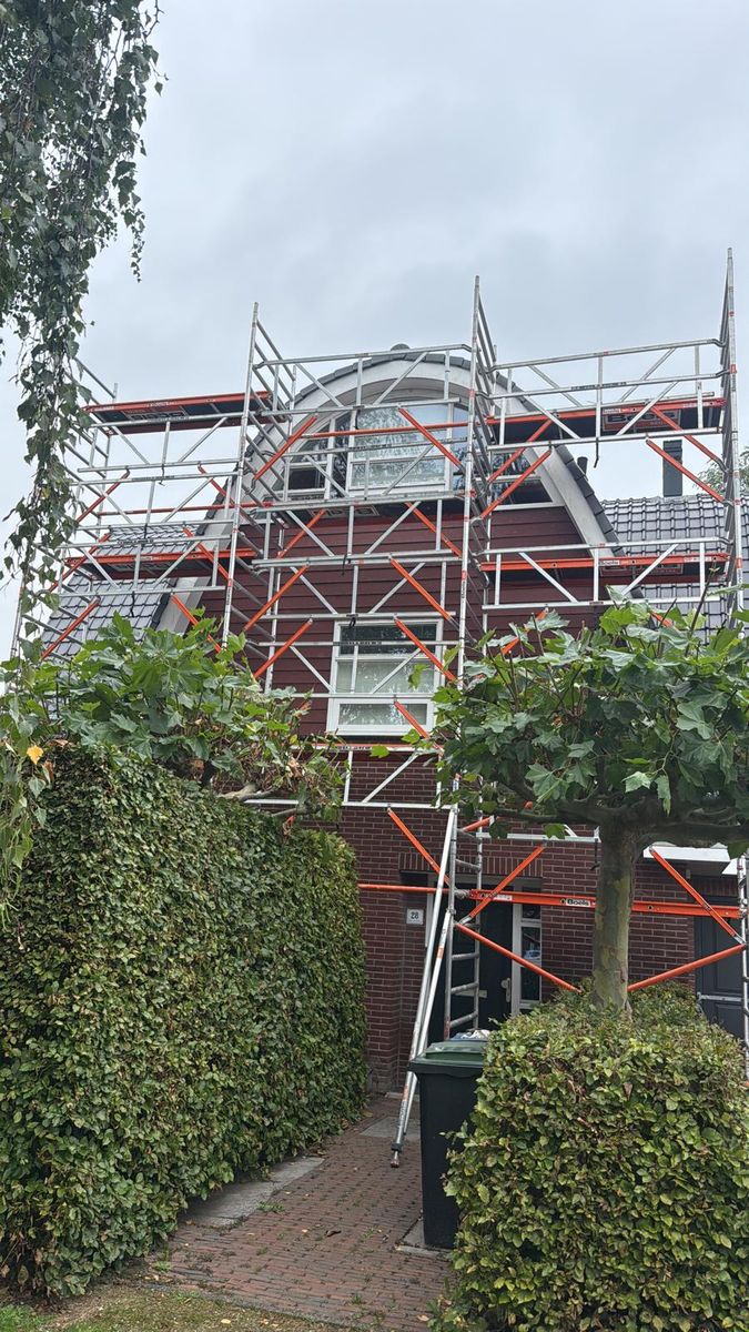 Rijtjeswoning volledig in de steigers voor groot buitenonderhoud